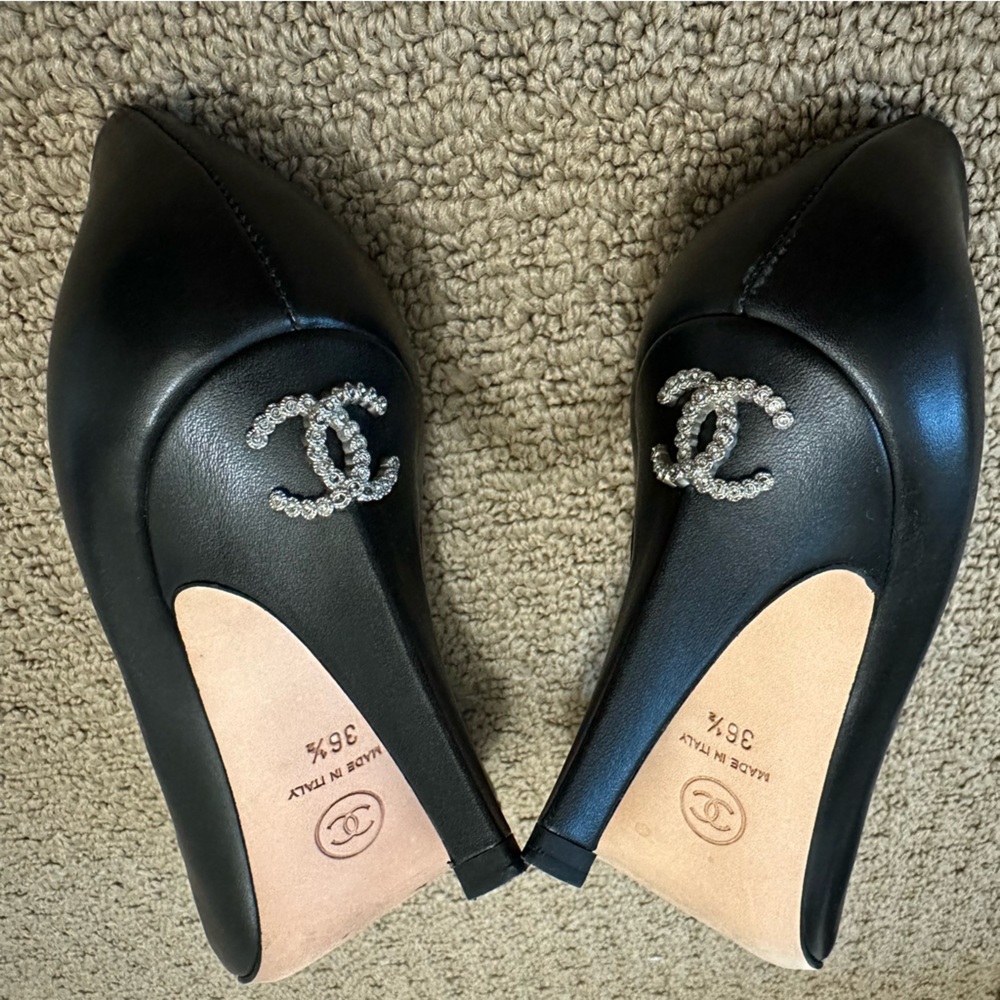 Authentic Chanel Escarpins Black Heels Pumps with Chanel logo 36.5
